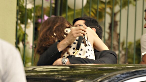 Mateus Solano e a mulher, Paula Braun, se beijam em gravação de 'Amor à Vida'