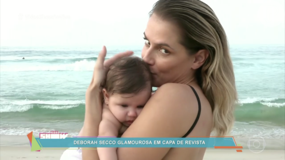 Deborah Secco posou para a revista 'Glamour' com a filha, Maria Flor, na praia