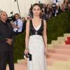 Selena Gomez vestiu Louis Vuitton e coturno no MET Gala nesta segunda-feira (02)