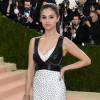 Selena Gomez escolheu vestido midi Louis Vuitton com detalhes em tachinhas e busto de couro, além de coturno preto no Met Gala, em Nova York, nesta segunda-feira, 2 de maio de 2016