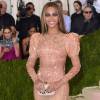Beyoncé apostou em look que dividiu opiniões, com vestido de látex da Givenchy em tom nude e aplicação de pedrarias no Met Gala, em Nova York, nesta segunda-feira, 2 de maio de 2016