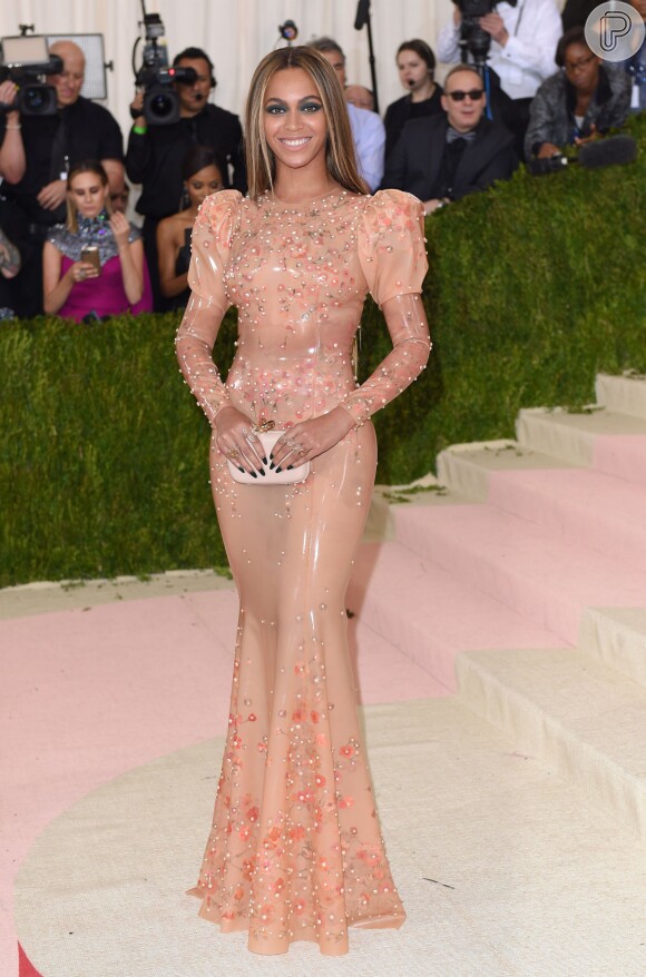 Beyoncé apostou em look que dividiu opiniões, com vestido de látex da Givenchy em tom nude e aplicação de pedrarias no Met Gala, em Nova York, nesta segunda-feira, 2 de maio de 2016