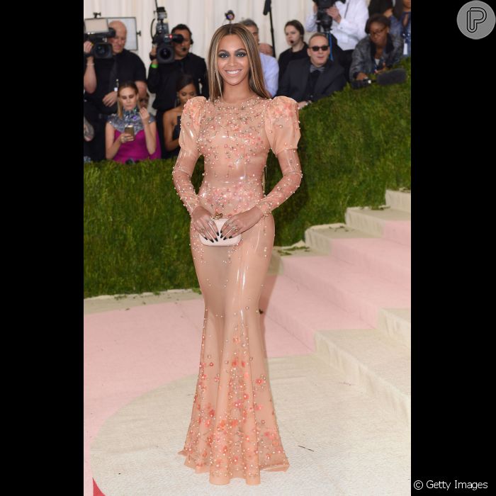 Beyoncé apostou em look que dividiu opiniões, com vestido de látex da  Givenchy em tom nude e aplicação de pedrarias no Met Gala, em Nova York,  nesta segunda-fei - Purepeople