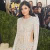 Kylie Jenner apostou em look Balmain todo bordado em pedrarias e sapatos Aquazurra no Met Gala, em Nova York, nesta segunda-feira, 2 de maio de 2016