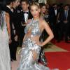 Rita Ora foi mais uma a apostar no metalizado, com vestido longo Vera Wang vazado e com plumas no Met Gala, em Nova York, nesta segunda-feira, 2 de maio de 2016