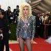 Lady Gaga escolheu look curto Versace metalizado, combinados a meia-arrastão e seus já conhecidos sapatos com enormes plataformas no Met Gala, em Nova York, nesta segunda-feira, 2 de maio de 2016