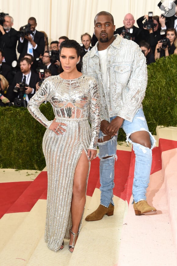 O casal Kim Kardashian e Kanye West apostou em looks Balmain. Enquanto a socialite investiu em vestido metalizado, o rapper ousou ao aparecer de jeans destroyed no Met Gala, em Nova York, nesta segunda-feira, 2 de maio de 2016