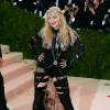Madonna ousou com look transparente Riccardo Tisci para Givenchy, com detalhes em renda, anéis Lynn Ban e pingente Neil Lane no Met Gala, em Nova York, nesta segunda-feira, 2 de maio de 2016