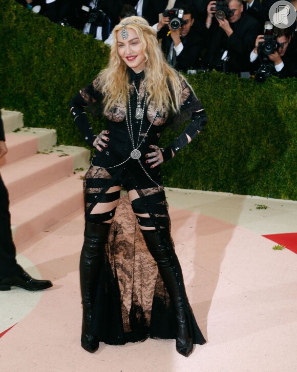 Madonna ousou com look transparente Riccardo Tisci para Givenchy, com detalhes em renda, anéis Lynn Ban e pingente Neil Lane no Met Gala, em Nova York, nesta segunda-feira, 2 de maio de 2016