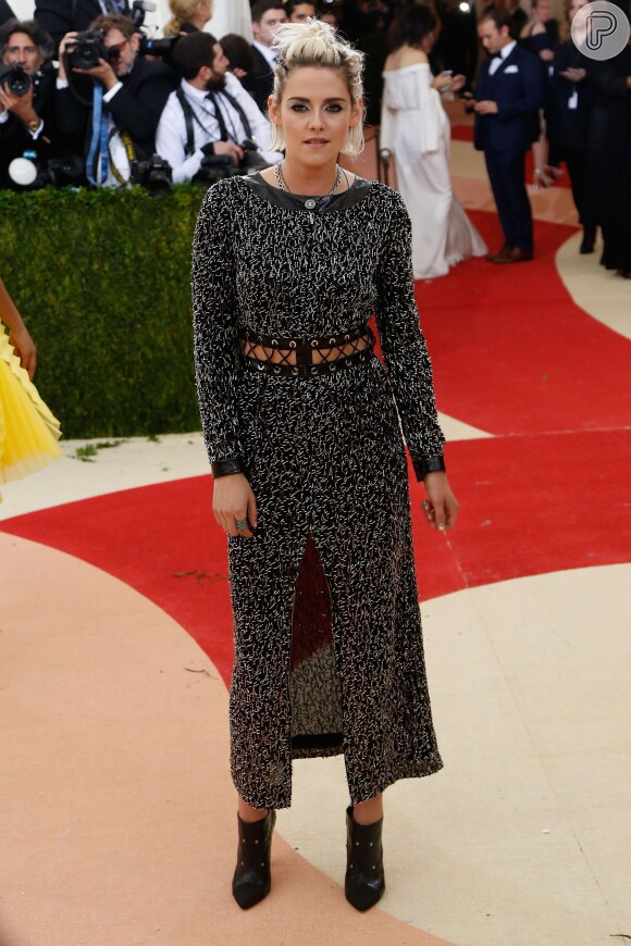 Kristen Stewart usou vestido midi Chanel e botas de cano curto pretas no Met Gala, em Nova York, nesta segunda-feira, 2 de maio de 2016