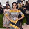 Demi Lovato apostou em vestido Moschino by Jeremy Scott metalizado, sapatos Giuseppe Zanotti, clutch Edie Parker e joias de Norman Silverman no Met Gala, em Nova York, nesta segunda-feira, 2 de maio de 2016