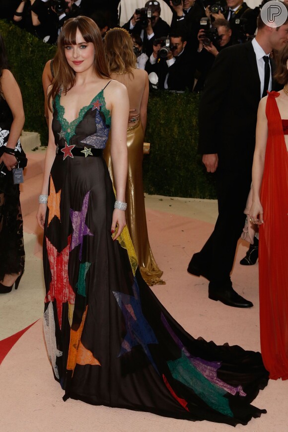 Dakota Johnson escolheu vestido Gucci com estampa de estrelas para ir ao Met Gala, em Nova York, nesta segunda-feira, 2 de maio de 2016