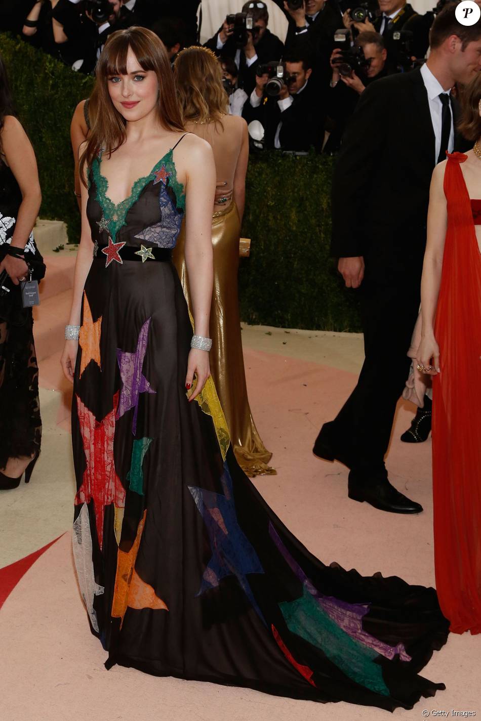 Dakota Johnson escolheu vestido Gucci com estampa de estrelas para ir