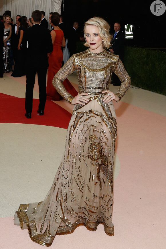 Rachel McAdams apostou em vestido Valentino Haute Couture Verão 2015 dourado no Met Gala, em Nova York, nesta segunda-feira, 2 de maio de 2016