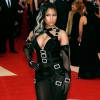 Nicki Minaj apostou em look preto transparente Moschino by Jeremy Scott no Met Gala, em Nova York, nesta segunda-feira, 2 de maio de 2016