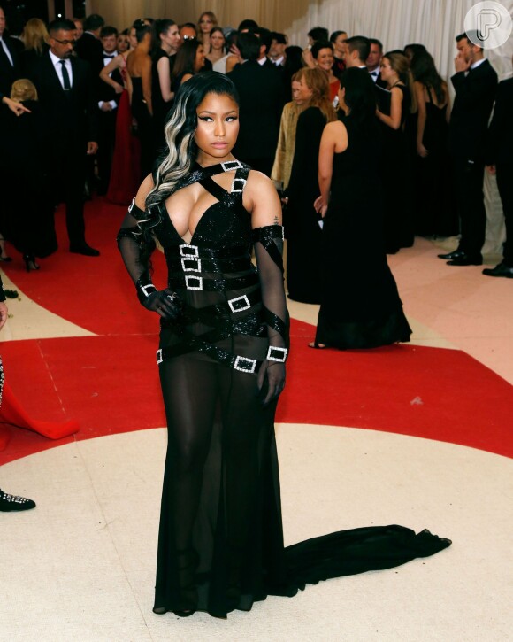 Nicki Minaj apostou em look preto transparente Moschino by Jeremy Scott no Met Gala, em Nova York, nesta segunda-feira, 2 de maio de 2016