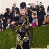 Katy Perry também se destacou com um look Prada de veludo e detalhes bordados em ouro, além de luvas de couro no Met Gala, em Nova York, nesta segunda-feira, 2 de maio de 2016