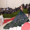 Zoe Saldana usou vestido com uma enorme cauda, além de joias e clutch, tudo Dolce&Gabbana, e sapatos Christian Louboutin no Met Gala, em Nova York, nesta segunda-feira, 2 de maio de 2016