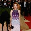 Emma Roberts usou vestido Tory Burch no Met Gala, em Nova York, nesta segunda-feira, 2 de maio de 2016