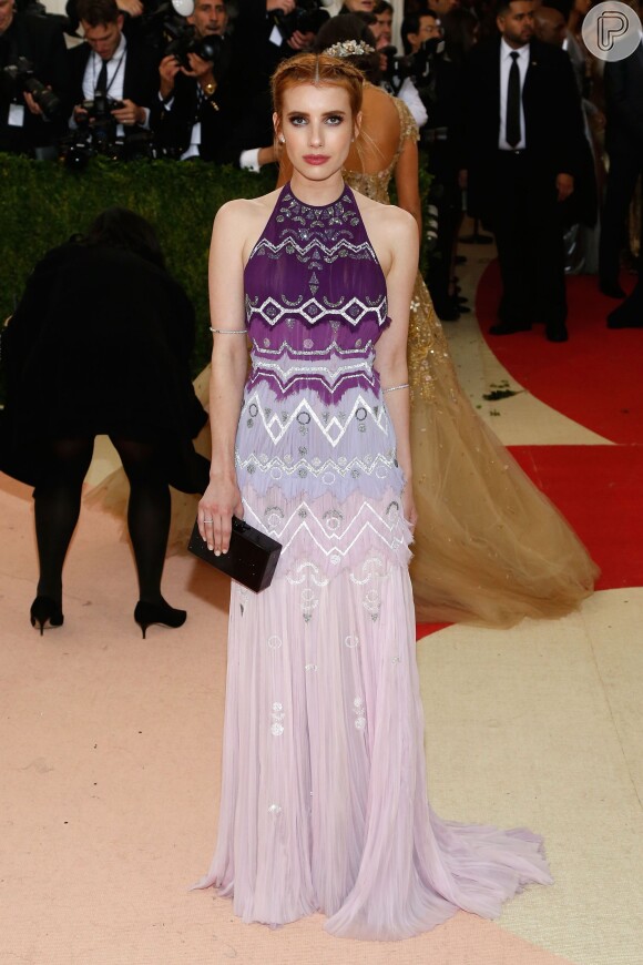 Emma Roberts usou vestido Tory Burch no Met Gala, em Nova York, nesta segunda-feira, 2 de maio de 2016