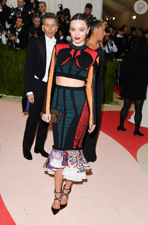 Miranda Kerr apostou em look gótico Louis Vuitton no Met Gala, em Nova York, nesta segunda-feira, 2 de maio de 2016