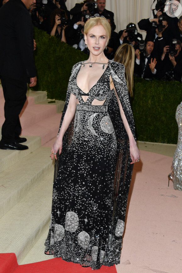 Nicole Kidman usou vestido Alexander McQueen com brilhos e joias Fred Leighton no Met Gala, em Nova York, nesta segunda-feira, 2 de maio de 2016