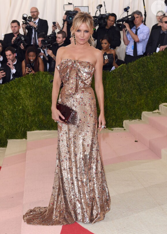 Sienna Miller apostou em vestido Gucci dourado no Met Gala, em Nova York, nesta segunda-feira, 2 de maio de 2016