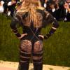 Detalhe da transparência no bumbum do look de Madonna no Met Gala, em Nova York, nesta segunda-feira, 2 de maio de 2016