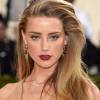 Com maquiagem sexy, Amber Heard optou por um tom claro de vinho no Met Gala 2016