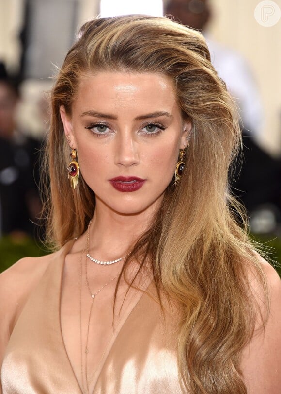 Com maquiagem sexy, Amber Heard optou por um tom claro de vinho no Met Gala 2016