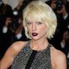 Taylor Swift escolheu um batom vinho escuro, que contrastou com sua pele e cabelo, para comparecer ao Met Gala 2016, em Nova York, nesta segunda-feira, 02 de maio de 2016