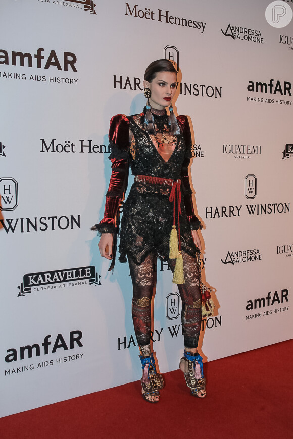 A modelo Isabeli Fontana também usou batom vinho durante evento da amfAR, em São Paulo