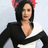 A cantora Demi Lovato optou por make básica com batom vinho escuro