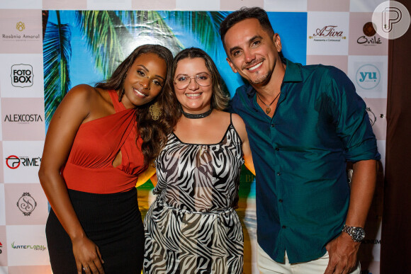Roberta Rodrigues posa com a empresária Janaína Araújo e o hairstyler Sinval de Souza, responsável pelo evento há cinco anos