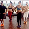 Em vídeo postado pelo professor Justin Neto, as atrizes Juliana Paes, Deborah Secco e Carol Nakamura mostraram o rebolado na aula de Dance Clipe