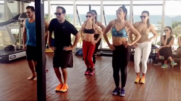 Em vídeo postado pelo professor Justin Neto, as atrizes Juliana Paes, Deborah Secco e Carol Nakamura mostraram o rebolado na aula de Dance Clipe
