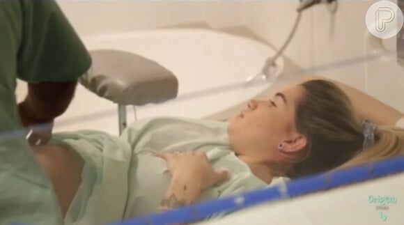 Aline Gotschalg compartilhou um vídeo com os fãs para mostrar um pouco da emoção sentida ao lado do marido, Fernando Medeiros, no nascimento do primeiro filho do casal, Lucca