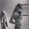 Behati Prinsloo, mulher de Adam Levine, posa no espelho mostrando a barriga de gravidez