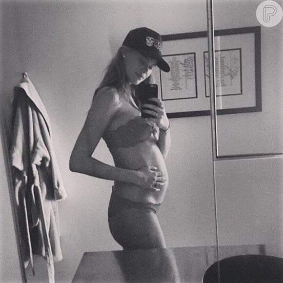 Behati Prinsloo, mulher de Adam Levine, posa no espelho mostrando a barriga de gravidez