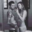 Adam Levine imita pose de Behati Prinsloo, grávida de 5 meses: 'Semana 20'