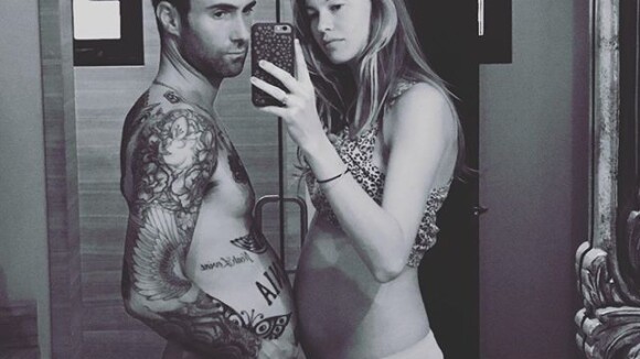 Adam Levine imita pose de Behati Prinsloo, grávida de 5 meses: 'Semana 20'