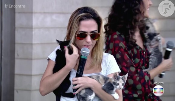 Tatá Werneck apareceu de surpresa no palco do 'Encontro com Fátima Bernardes' para adotar cinco gatos, nesta quarta-feira, 4 de maio de 2016