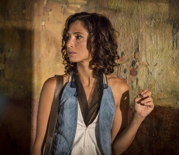 Tereza (Camila Pitanga) decide ir embora da fazenda para esquecer Santo (Domingos Montagner), na novela 'Velho Chico', em 9 de maio de 2016
