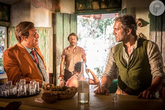 Santo (Domingos Montagner) e Afrânio (Antonio Fagundes) trocam ofensas no bar e Cícero (Marcos Palmeira) defende o coronel, na novela 'Velho Chico'