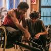 Jonatas (Felipe Simas) deixa de comprar um carro para dar uma cadeira de rodas especial a Wesley, na novela 'Totalmente Demais', a partir de 6 de maio de 2016