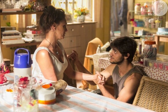 Jonatas (Felipe Simas) chega animado para contar a Rosângela (Malu Galli) que vai comprar um carro, mas ela lhe conta que não tem como comprar a cadeira de rodas para Wesley (Juan Paiva), na novela 'Totalmente Demais'
