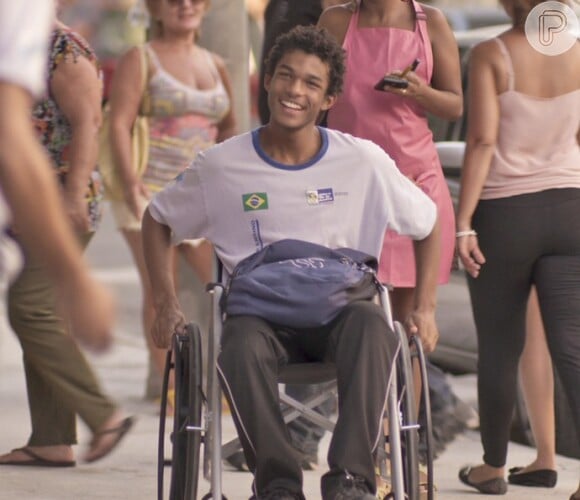 Wesley (Juan Paiva) foi atropelado e ficou paraplégico, na novela 'Totalmente Demais'