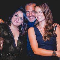 Paolla Oliveira vai à festa da filha do namorado, Rogério Gomes: 'Amados'