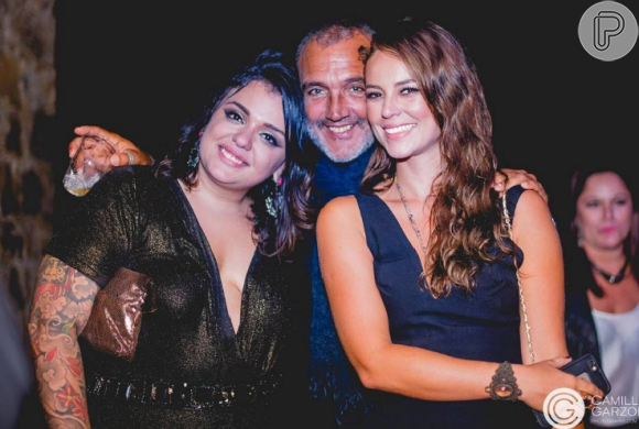 Ao lado de Rogério Gomes, Paolla Oliveira prestigiou a comemoração dos 30 anos da filha do diretor, que aconteceu nesta terça-feira, 3 de maio de 2016