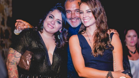 Paolla Oliveira vai à festa da filha do namorado, Rogério Gomes: 'Amados'